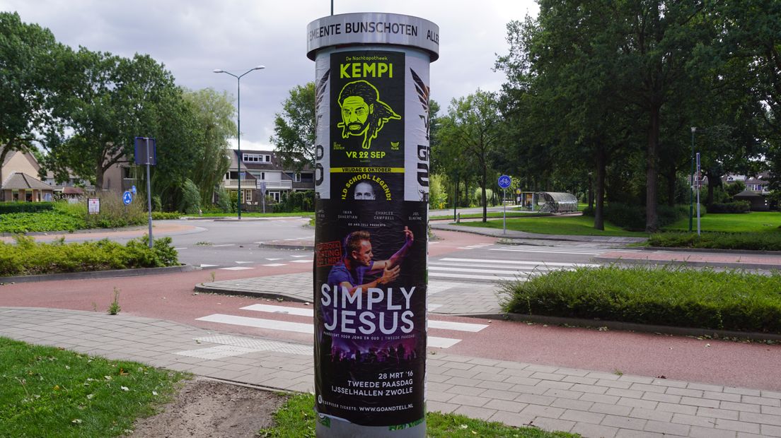 Inwoners hebben de aankondiging van 'Club Godverdomme' met een andere poster afgedekt.