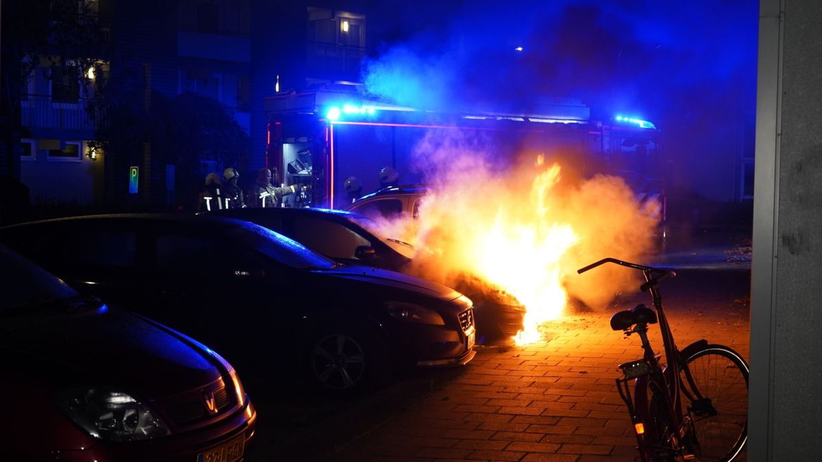 Auto brandt uit in Assen, geparkeerde auto ernaast beschadigd RTV Drenthe