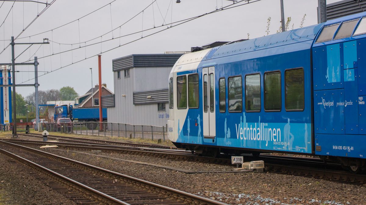 Trein botst tegen omgewaaide boom tussen Emmen en Mariënberg