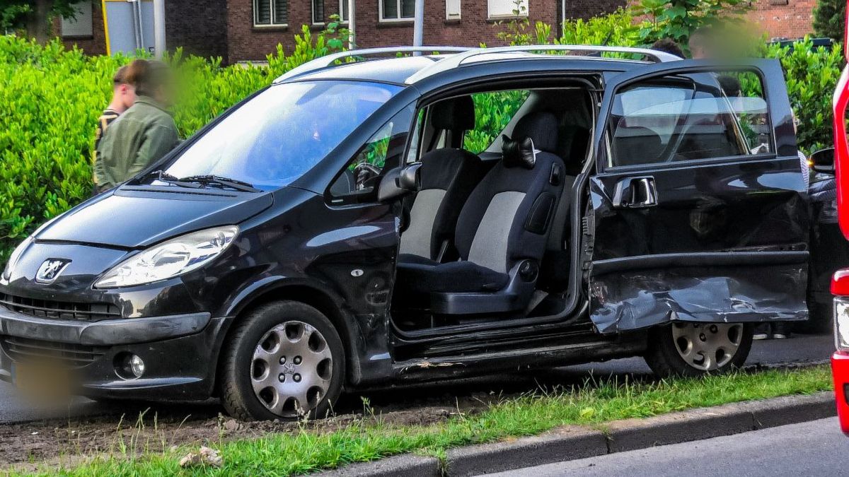 112 Nieuws: Aanrijding Enschede: automobiliste gewond | Twee motorcrossers gewond bij aanrijding Sta