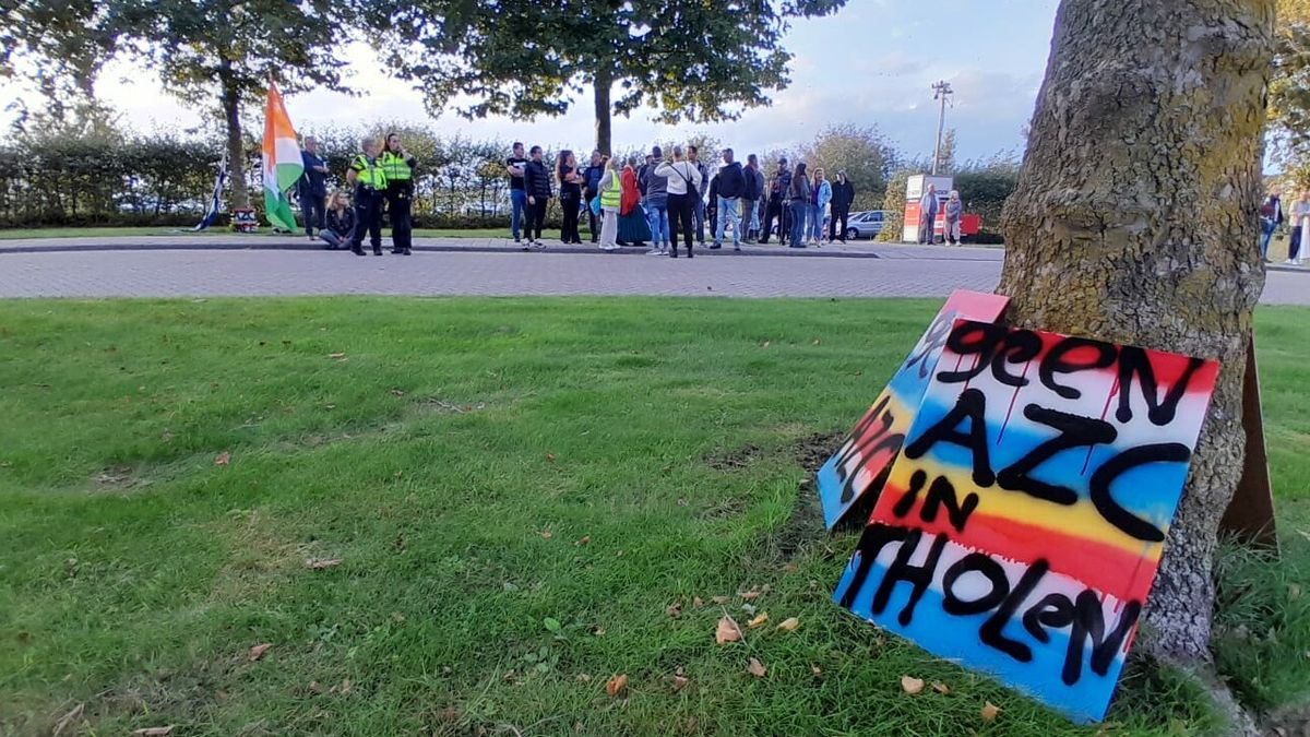 Protest tegen noodopvang Tholen: meer dan honderd demonstranten bij gemeentehuis verzameld