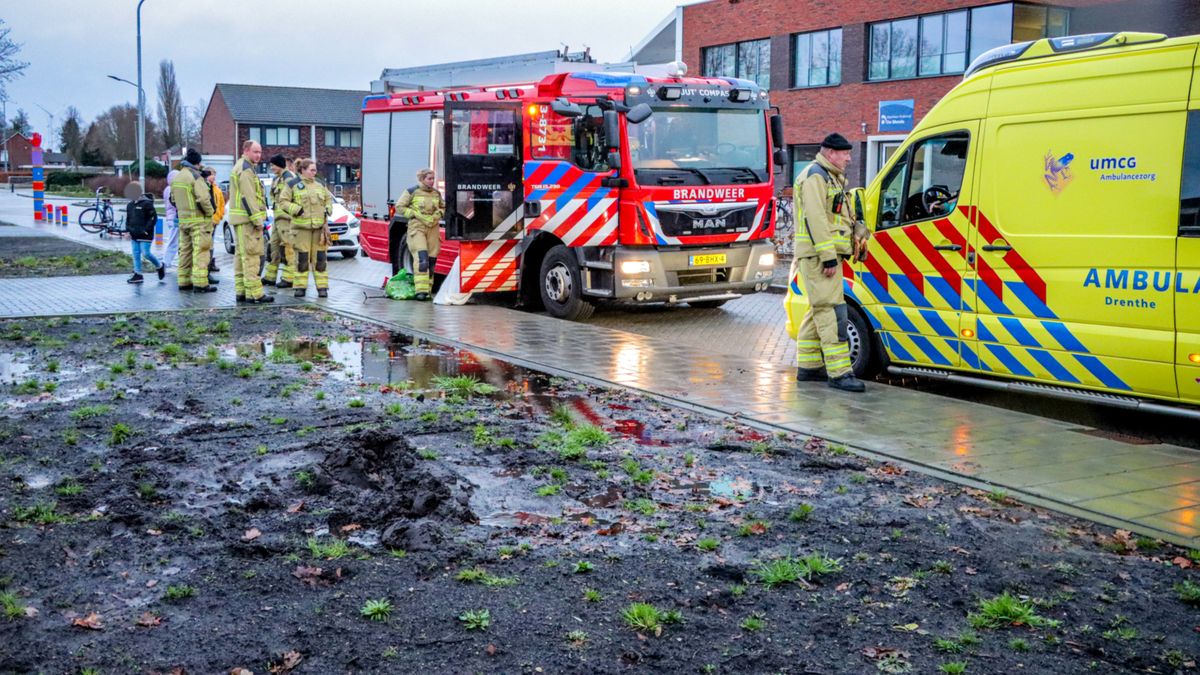 Brandweer trekt vrouw uit de blubber in Emmer-Compascuum