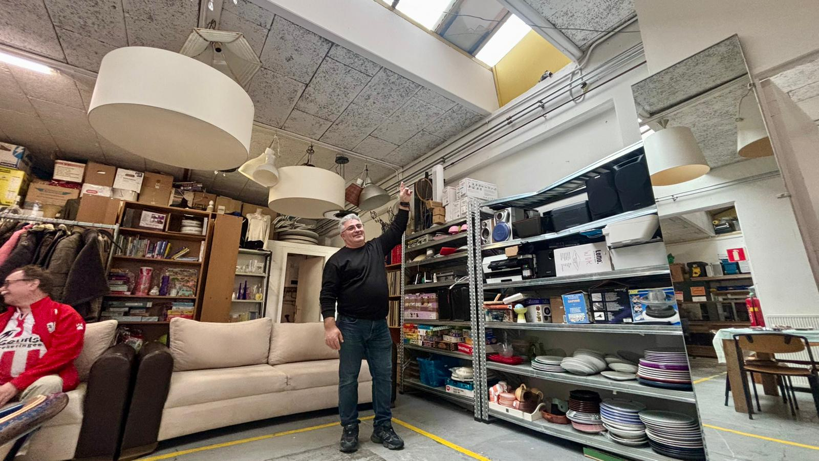 Engin Karabina wijst naar het dak waar de schoonmaakster doorheen viel.