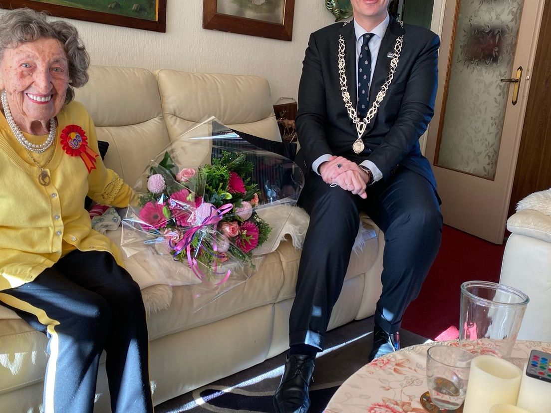 Burgemeester Kolff op bezoek bij mevrouw Csontos