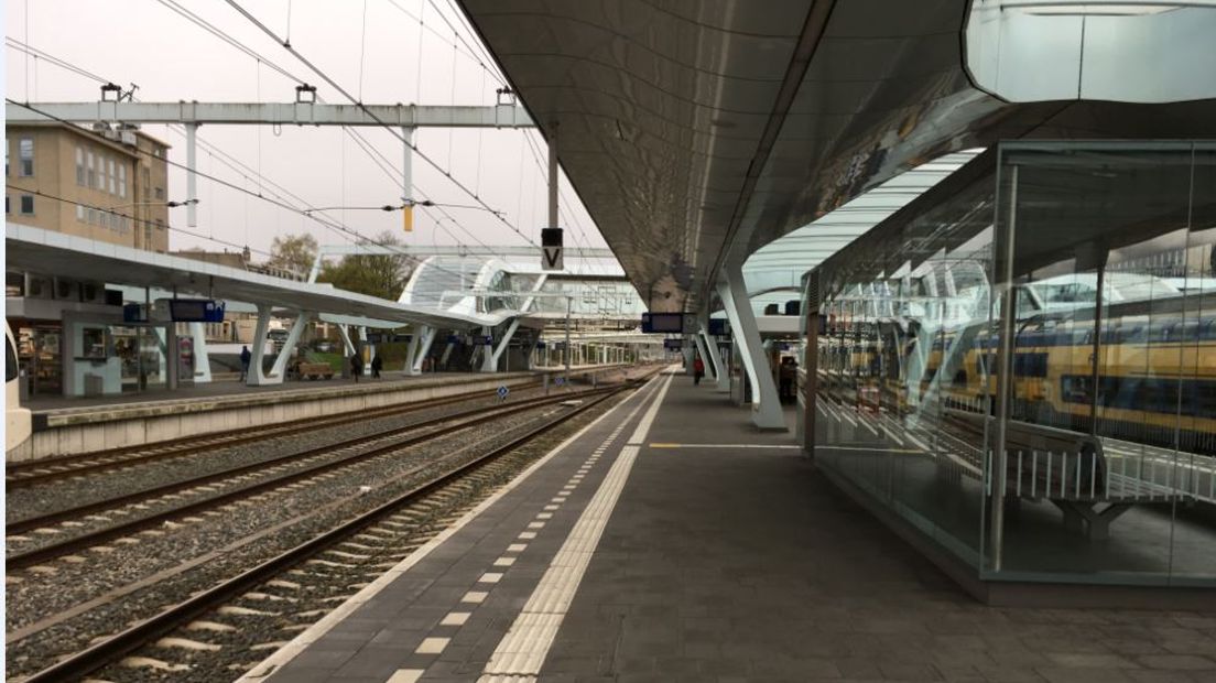 De Rhein IJssel Express die donderdagochtend voor het eerst tussen Arnhem en Düsseldorf zou rijden en onder meer stopt in Emmerich en Zevenaar kan nog niet worden ingezet door technische problemen.