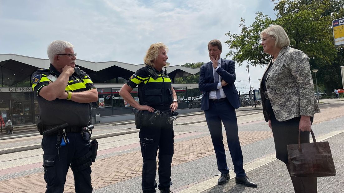 De staatssecretaris in gesprek met burgemeester Eric van Oosterhout en twee agenten