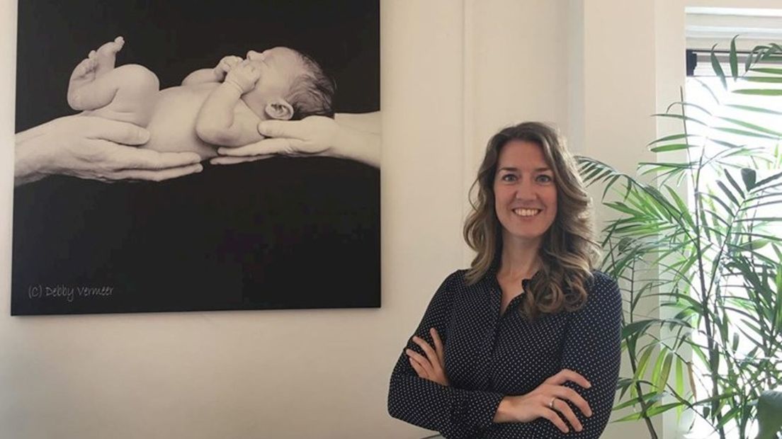 Marloes Koers uit Deventer in haar verloskundigepraktijk