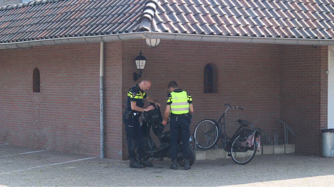 Agenten doorzoeken een scooter Hengelo