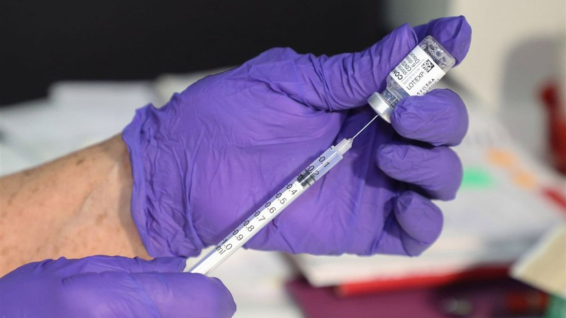 Huisartsen gaan inwoners Staphorst vaccineren