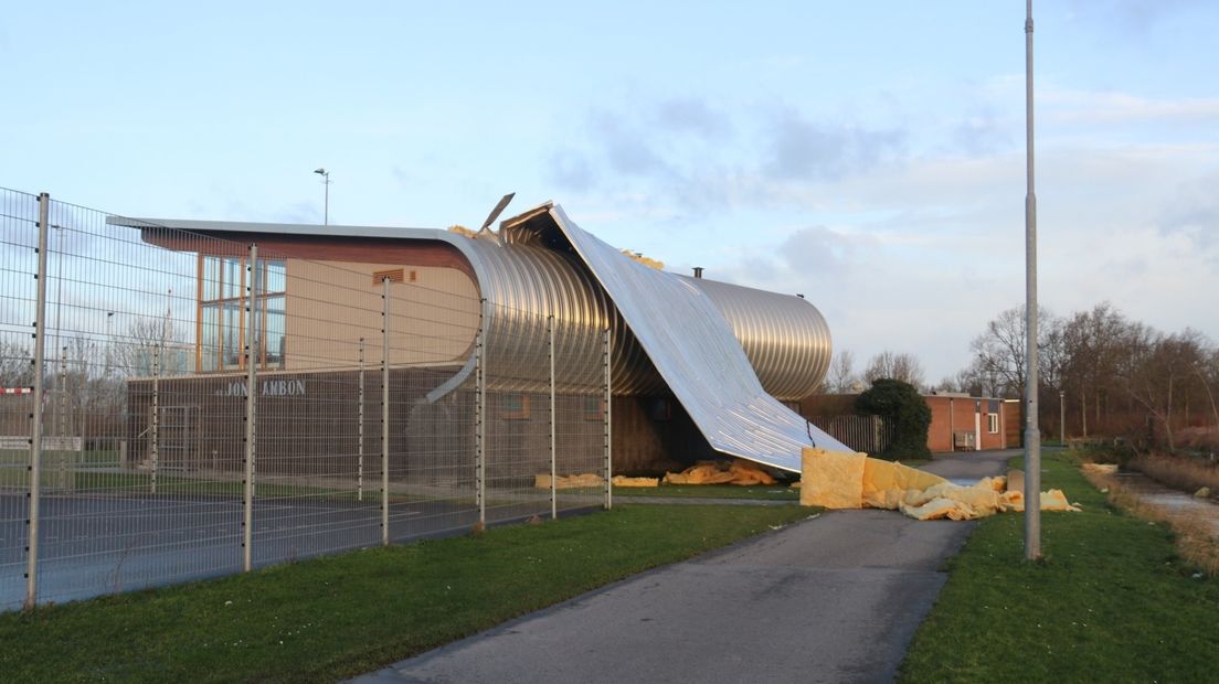 Ook het clubhuis van voetbalvereniging Jong Ambon in Middelburg raakte beschadigd door de storm.