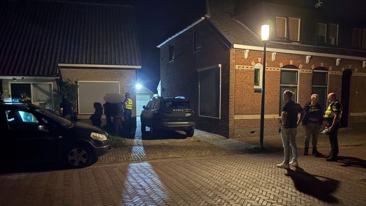 Politie-inval in huis in Gauw | Fietser (25) omgekomen na aanrijding met trein bij Mantgum