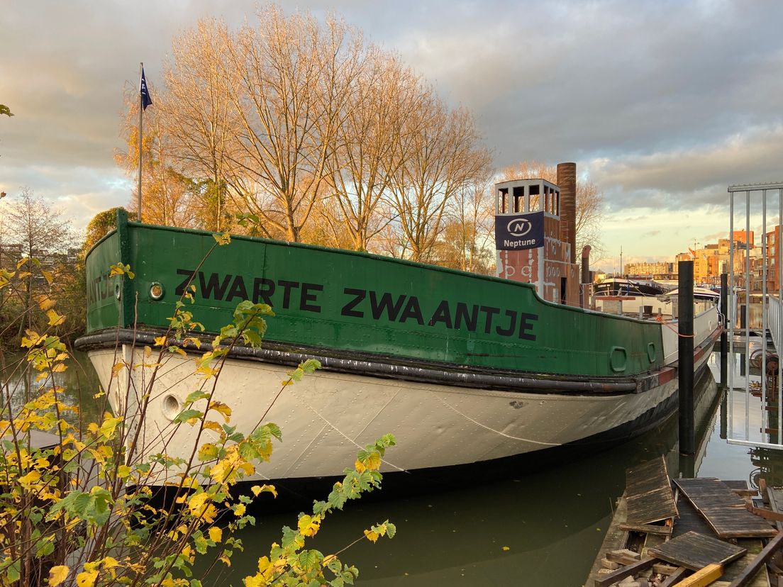 Het Zwarte Zwaantje op haar nieuwe plek in Dordrecht