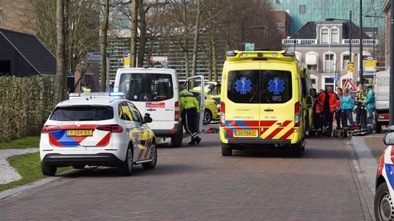 Fietser zwaargewond door aanrijding met automobilist in Assen. Fietser zwaargewond door aanrijding met automobilist in Assen.