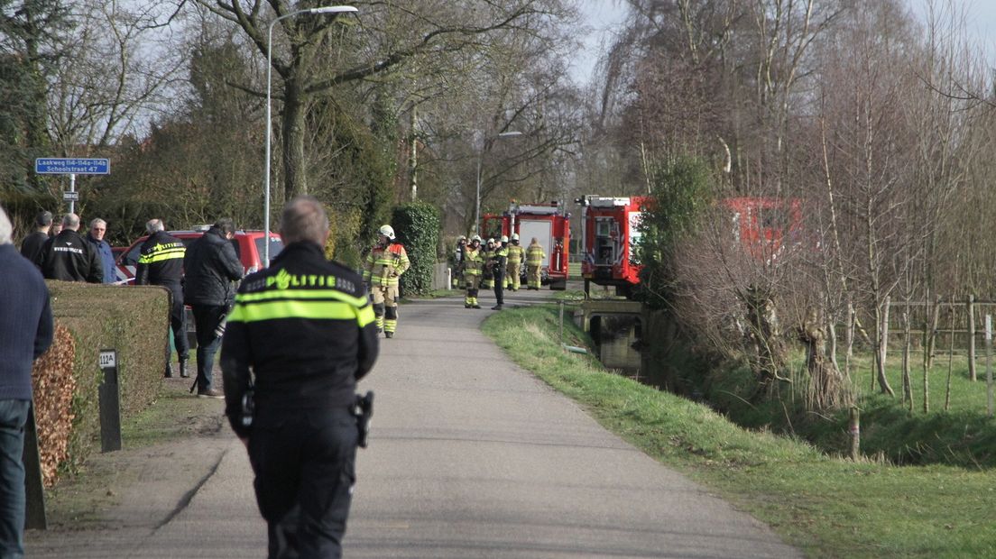 Bij een schuur van een huis aan de Laakweg in Nijkerkerveen is dinsdagmiddag een ontploffing geweest. Hulpdiensten zijn massaal aanwezig.