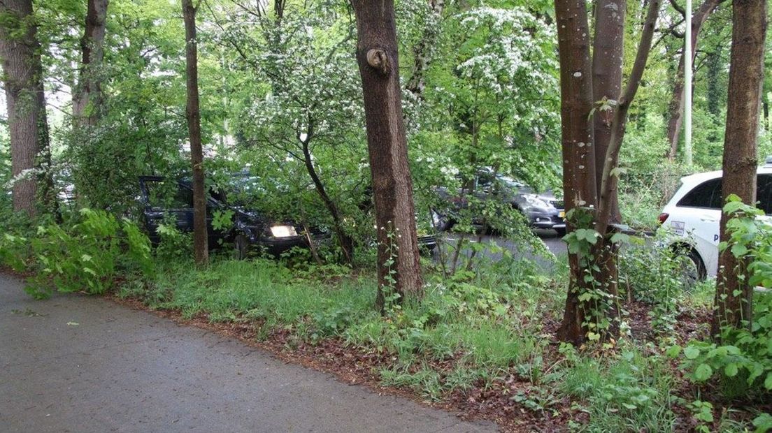 De achtervolgde auto komt in Emmen tegen een boom tot stilstand (Rechten: Van Oost Media)
