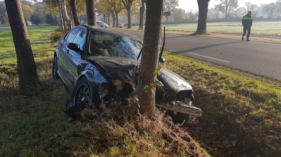 De auto botste frontaal tegen een boom (Rechten: RTV Drenthe/Persbureau Meter)