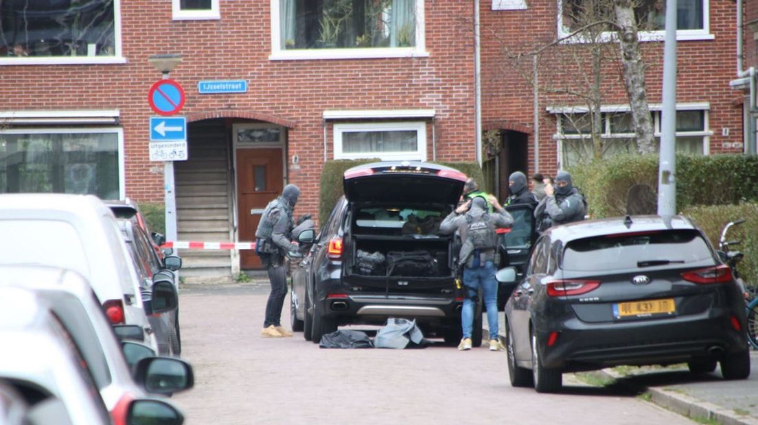 Het arrestatieteam is gearriveerd in de IJsselstraat