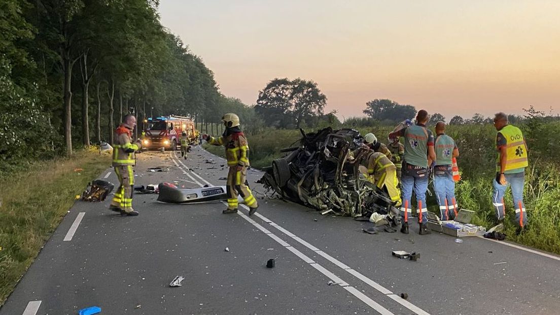 Brokstukken lage overal na de botsing.