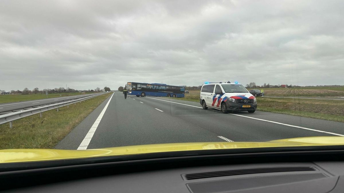 Lijnbus vast in berm op A31; weg richting Harlingen intussen weer open