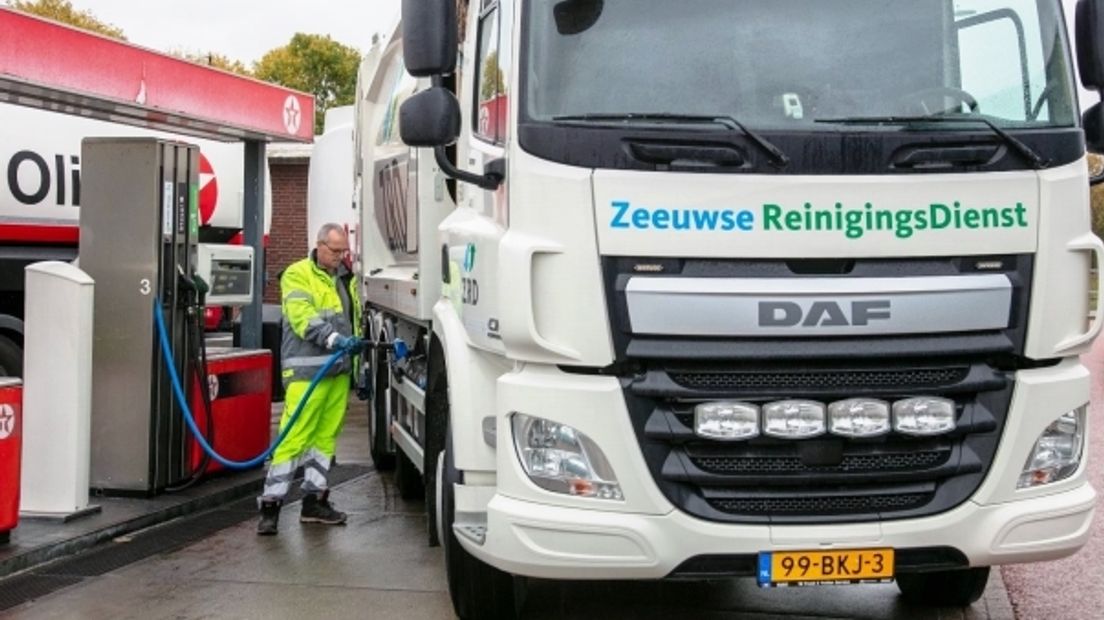 Vuilniswagen van ZRD wordt volgetankt met blauwe diesel, B50