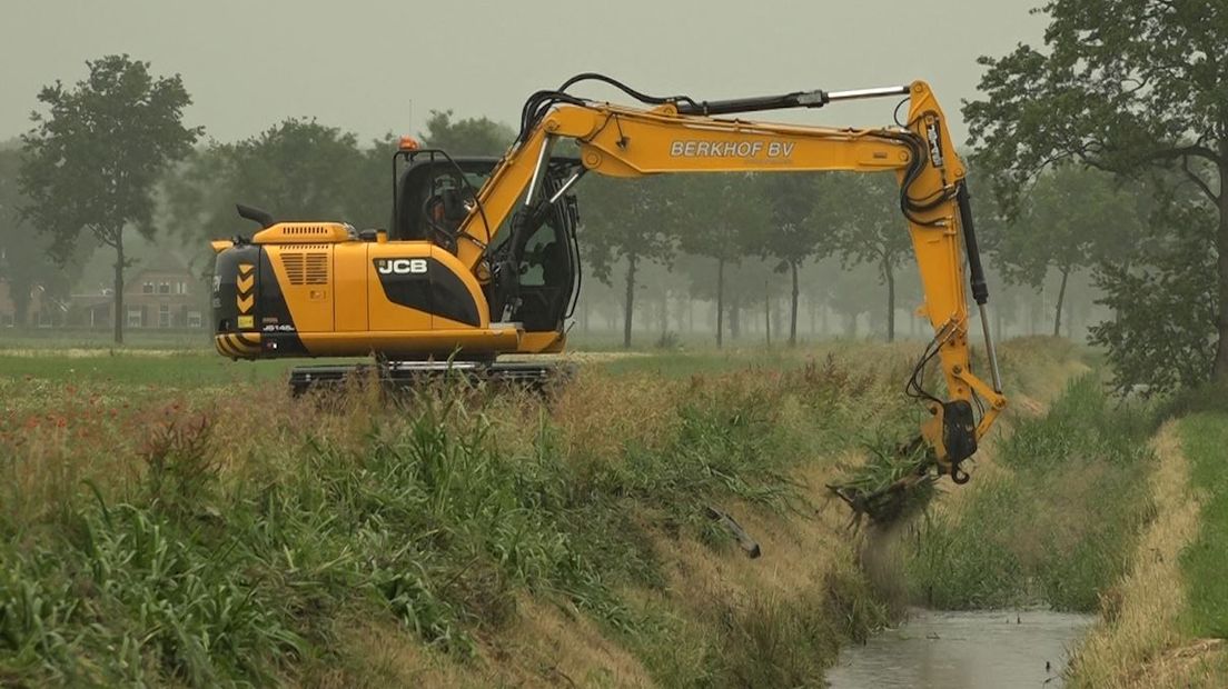 Om te voorkomen dat sloten en kanalen dichtgroeien, is het Waterschap Vallei en Veluwe gestart met het maaien van waterbodems en oevers. Het water moet genoeg ruimte hebben en kunnen stromen om wateroverlast tegen te gaan. In zes weken tijd worden duizenden kilometers gemaaid door het Waterschap.