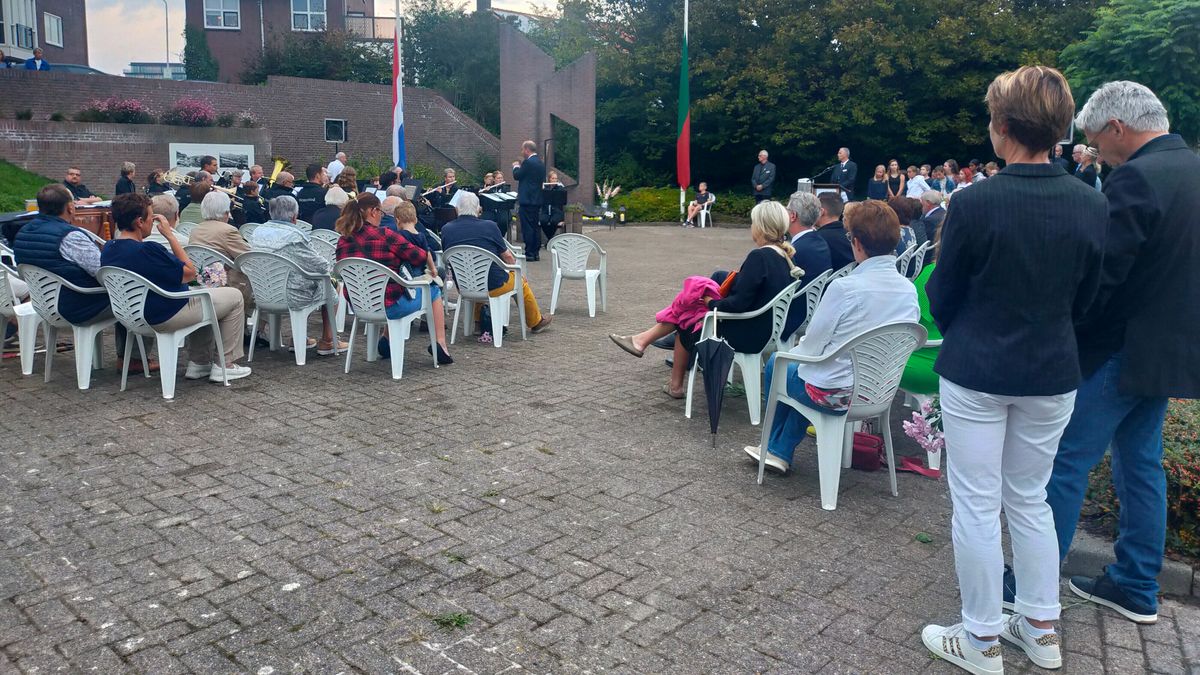 Geëmotioneerde reacties bij jaarlijkse herdenking bombardement Breskens