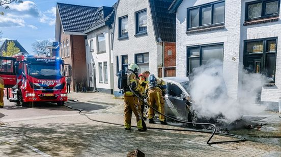 Auto in brand tijdens sleutelen in Enschede Home