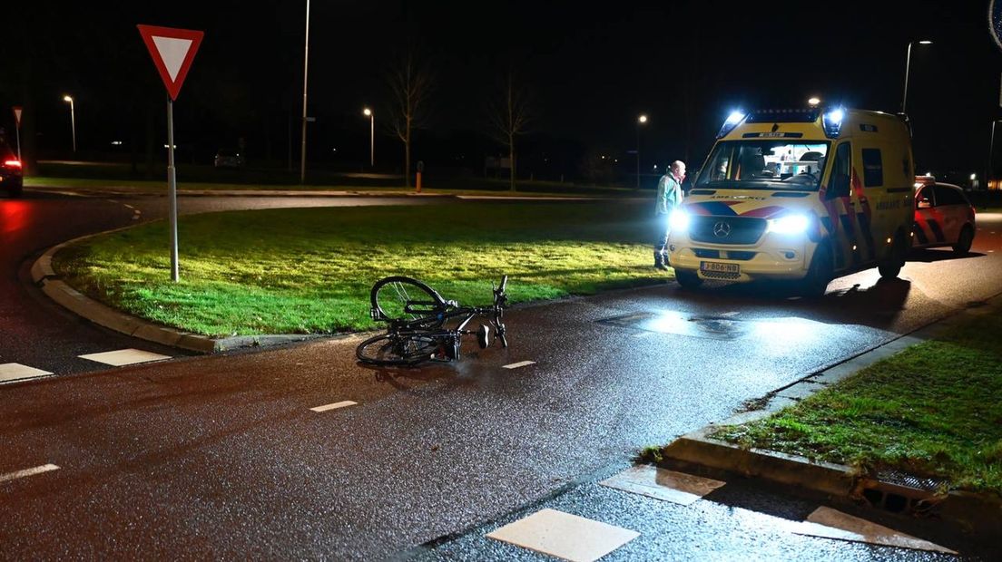 Fietser in Almelo aangereden door automobilist, politie zoekt getuigen