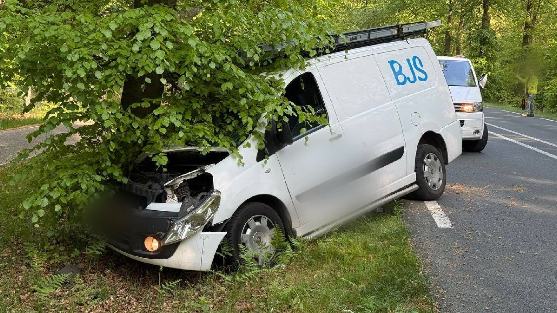 Auto tegen boom • waterleidingbreuk