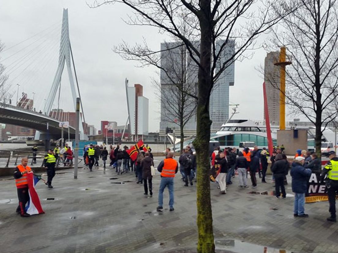 Pegidabetogers komen aan op het Willemsplein