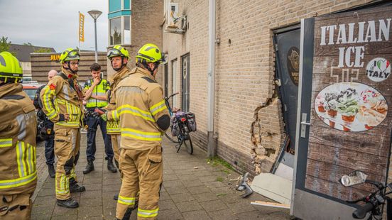 Automobilist rijdt tegen gevel restaurant: deur door midden