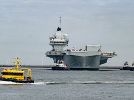 Gigantisch Brits vliegdekschip met plek voor 36 straaljagers in Rotterdamse haven