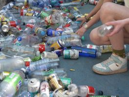 De voetbalkooi zit vol met flesjes en blikjes.