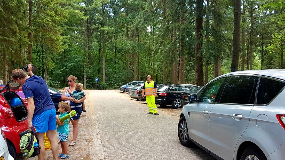 Verkeersregelaar Henk Jan Kunst leidt het verkeer in goede banen (Rechten: Jasmijn Wijnbergen / RTV Drenthe).