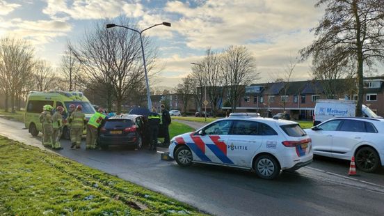 Fietser zwaargewond naar ziekenhuis • laagstaande zon zorgt voor botsing. Fietser zwaargewond naar ziekenhuis • laagstaande zon zorgt voor botsing.