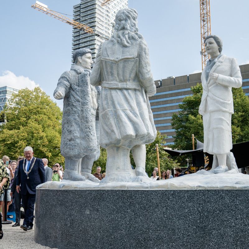 Prinses Beatrix Onthult Beelden Koningin Juliana Op Koekamp Den Haag FM prinses-beatrix-onthult-beelden-koningin-juliana-op-koekamp-den-haag-fm