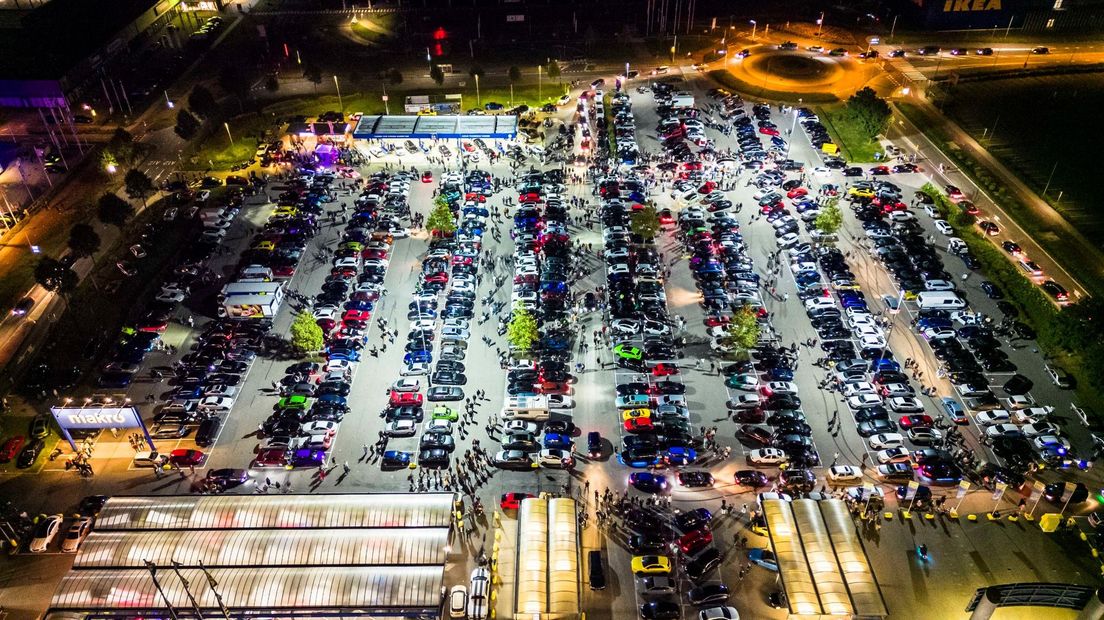 De carmeeting in Duiven is van bovenaf net een zoekplaatje.