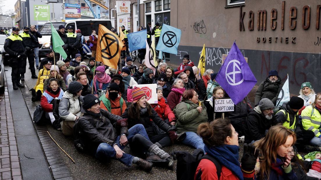Demonstranten in actie tegen een nieuwe energiecentrale in Nijmegen.