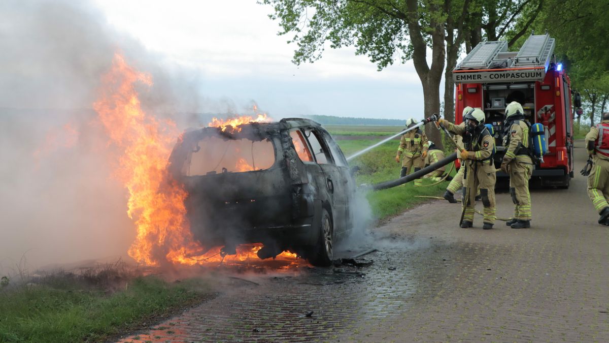 Auto gaat in vlammen op in Emmer-Compascuum