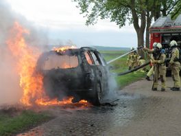 Auto gaat in vlammen op in Emmer-Compascuum