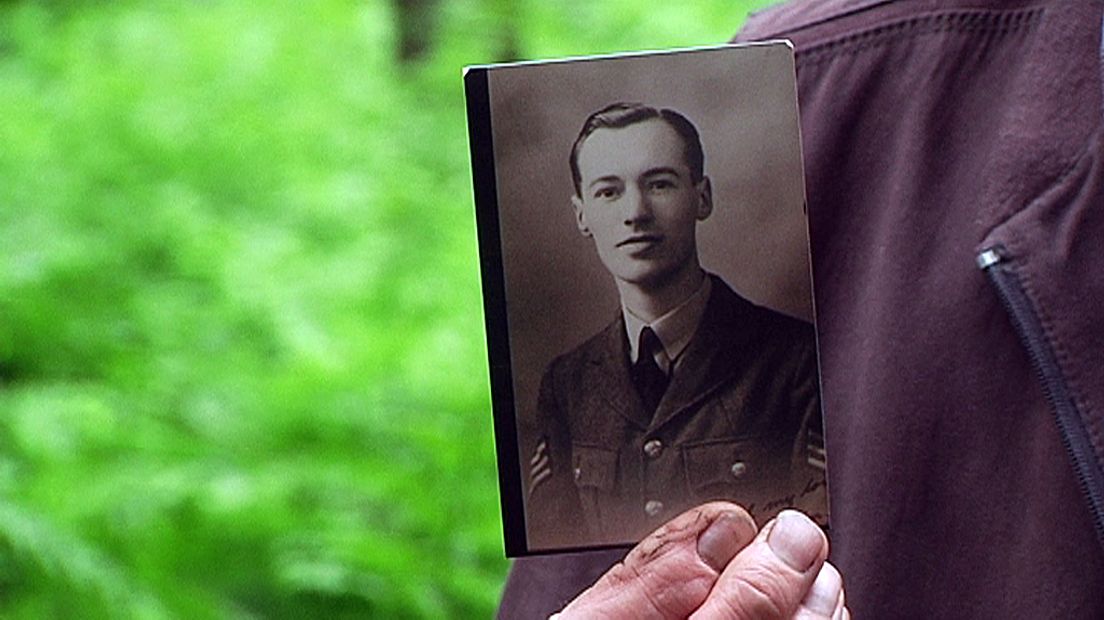 Portret van Flight Officer James Morris McKay, een van de omgekomen vliegeniers.