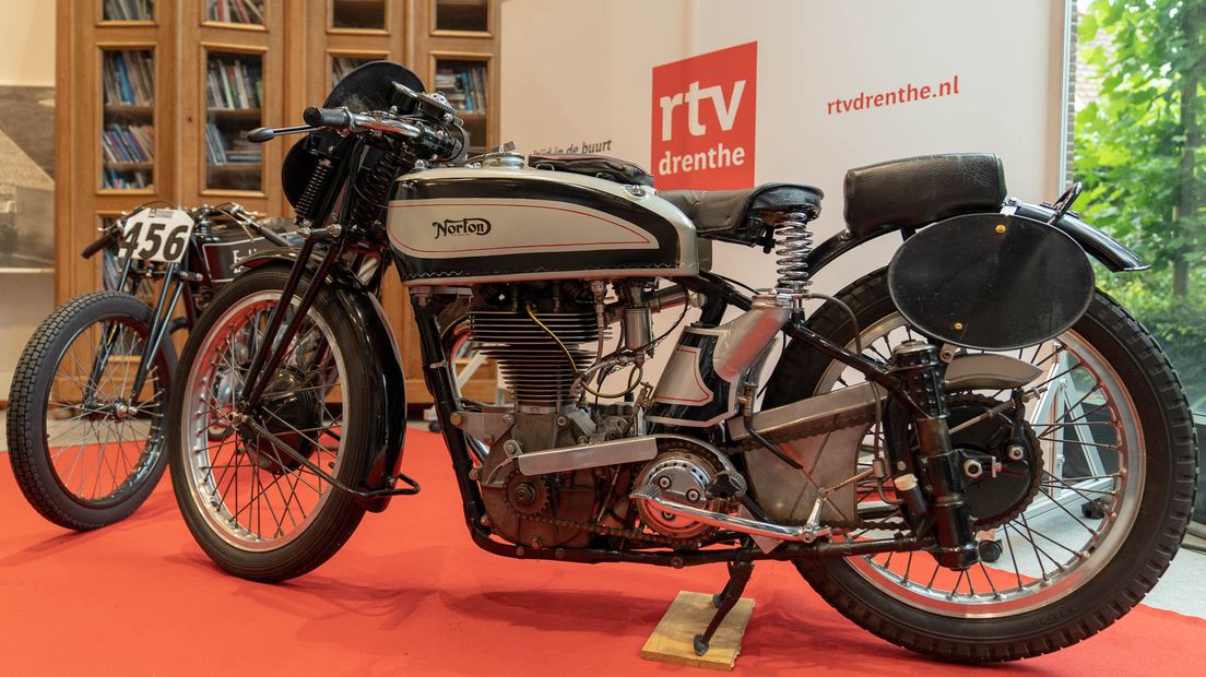 Twee motoren in het tijdelijke TT-museum (Rechten: RTV Drenthe / Fred van Os)