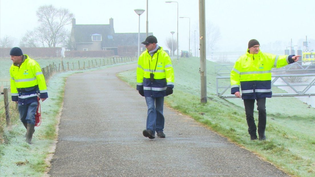 Dijkwachter oefenen langs de IJssel