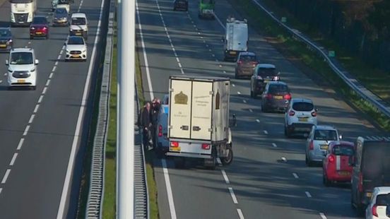 A12 bij Driebergen weer vrij na ongeluk, file neemt af. A12 bij Driebergen weer vrij na ongeluk, file neemt af.