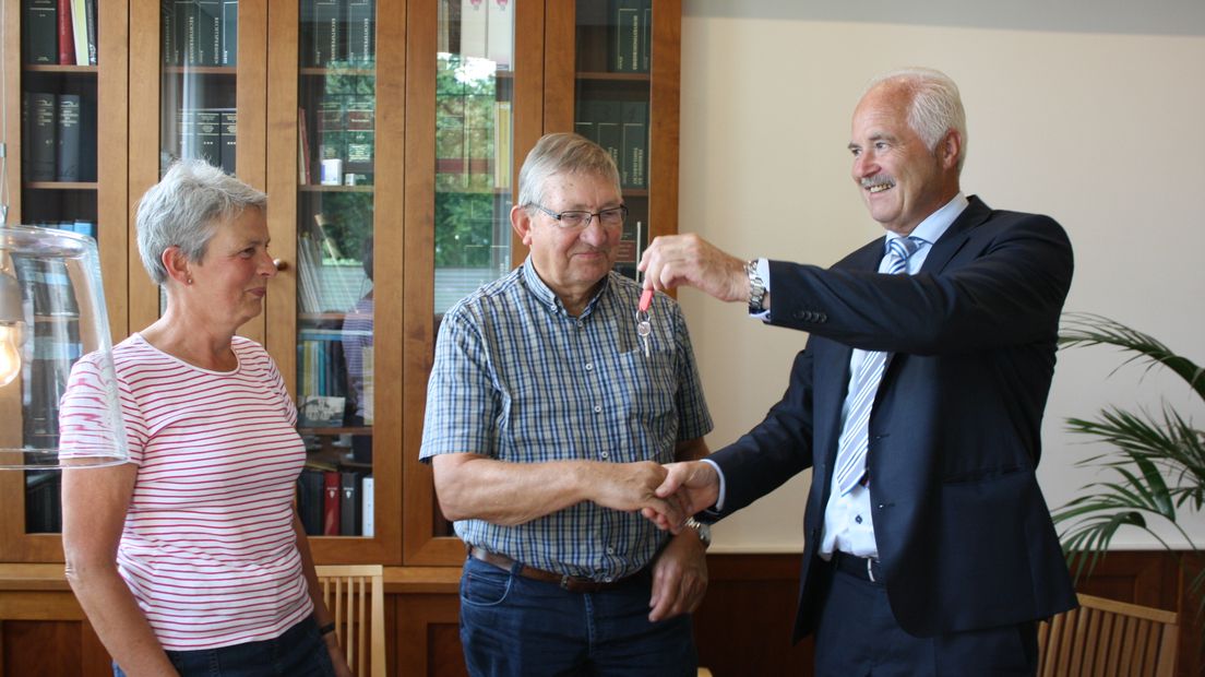 Overhandigen van de sleutel door Locoburgemeester Henk Heijerman aan stichting Dorpscentrum Eexterveen (Rechten: Stichting Dorpscentrum Eexterveen)