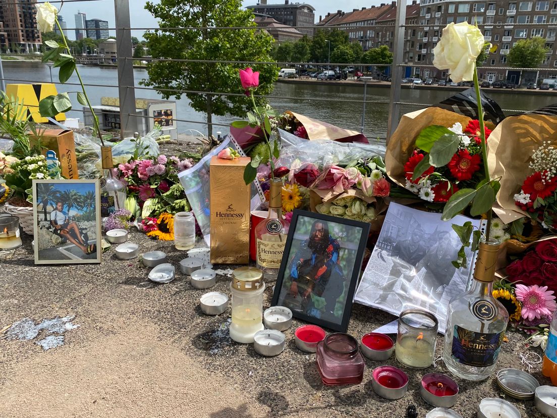 Op de plek van het schietincident liggen bloemen