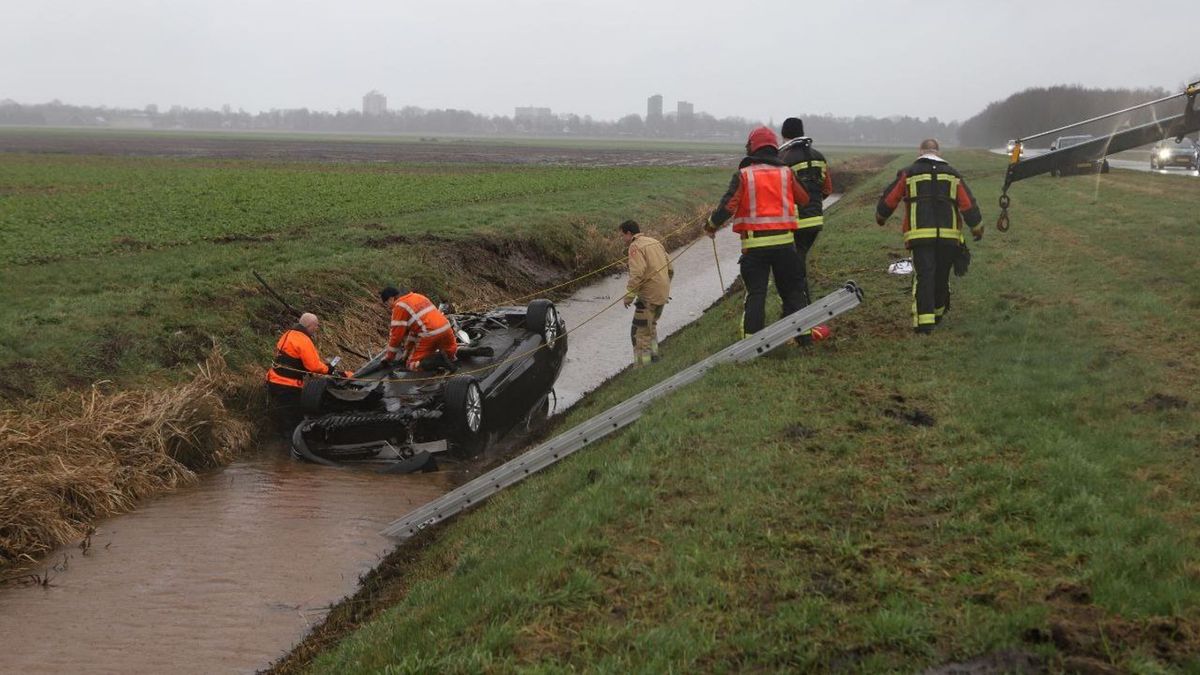 Auto op de kop in sloot naast N374 bij Drouwenermond