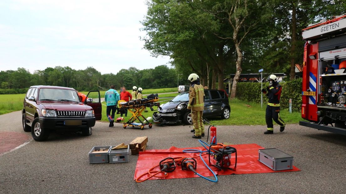 Het ongeluk gebeurde op de splitsing van de Gieterweg en de Grensweg (Rechten: Van Oost Media)