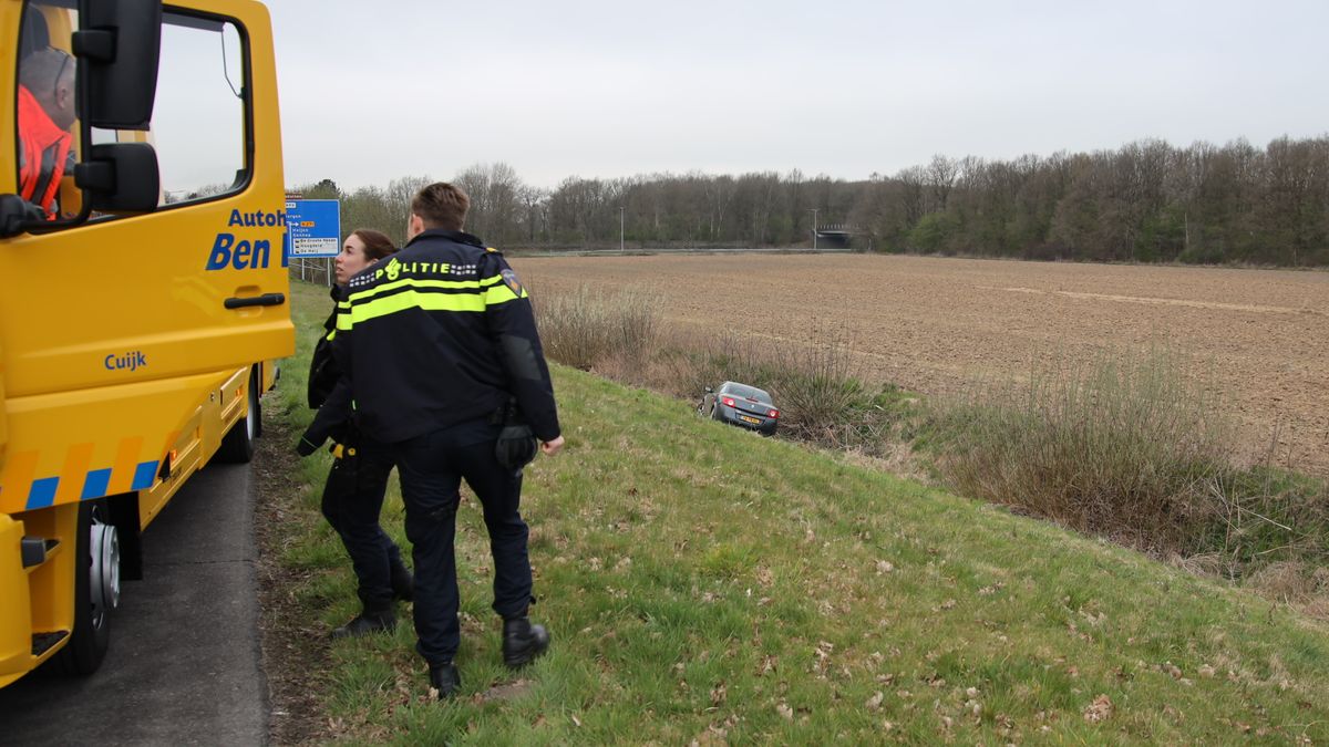 Auto belandt in greppel: bestuurder spoorloos