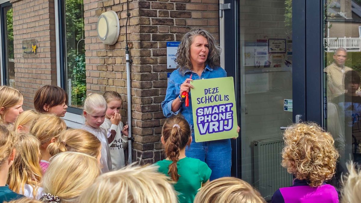 Basisschool Hellendoorn doet smartphone in de ban: 'Ook advies aan ouders'